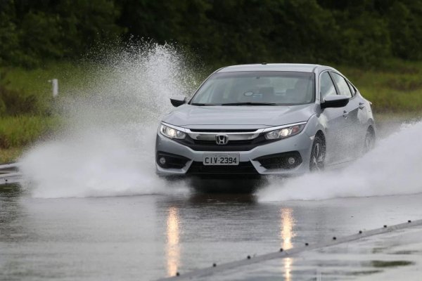 Na chuva, risco de aquaplanagem é líquido e certo