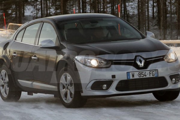 PROTÓTIPO DA RENAULT É FLAGRADO EM TESTES