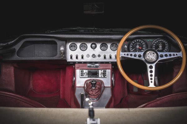 Jaguar Land Rover faz linha de rádios retrô