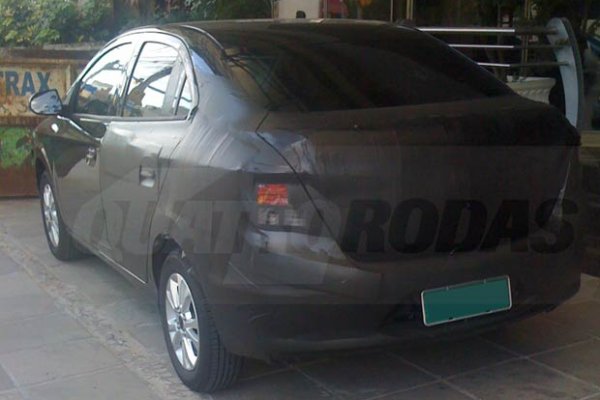 Chevrolet Onix sedã roda pelas ruas