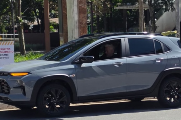 Novo Chevrolet Sonic 2027 é visto sem camuflagem e revela visual completo