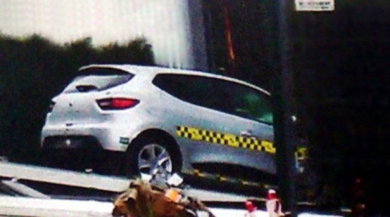 Nova geração do Clio é flagrada de traseira Nova geração do Clio é flagrada de traseira