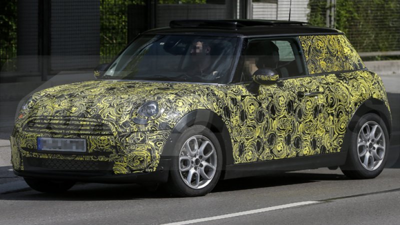 NOVO MINI COOPER É FLAGRADO EM TESTES NA EUROPA NOVO MINI COOPER É FLAGRADO EM TESTES NA EUROPA