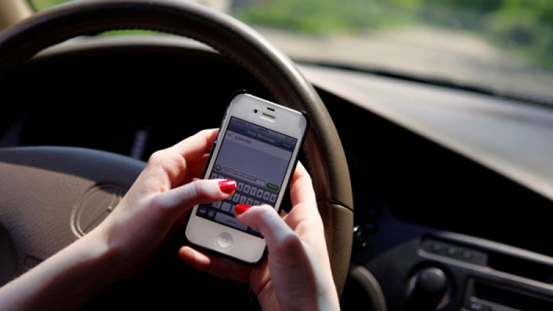 MULTA POR USAR CELULAR AO VOLANTE EM SP CRESCE 43% EM CINCO ANOS MULTA POR USAR CELULAR AO VOLANTE EM SP CRESCE 43% EM CINCO ANOS
