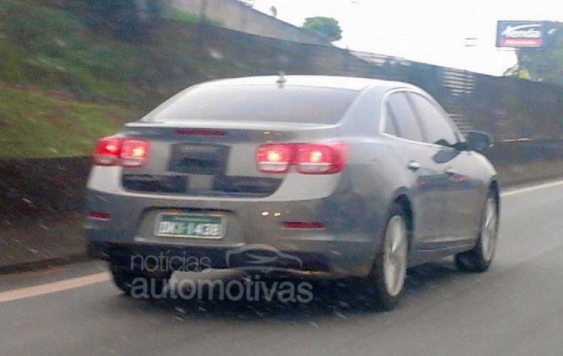 Novo Chevrolet Malibu é flagrado em testes no Brasil Novo Chevrolet Malibu é flagrado em testes no Brasil