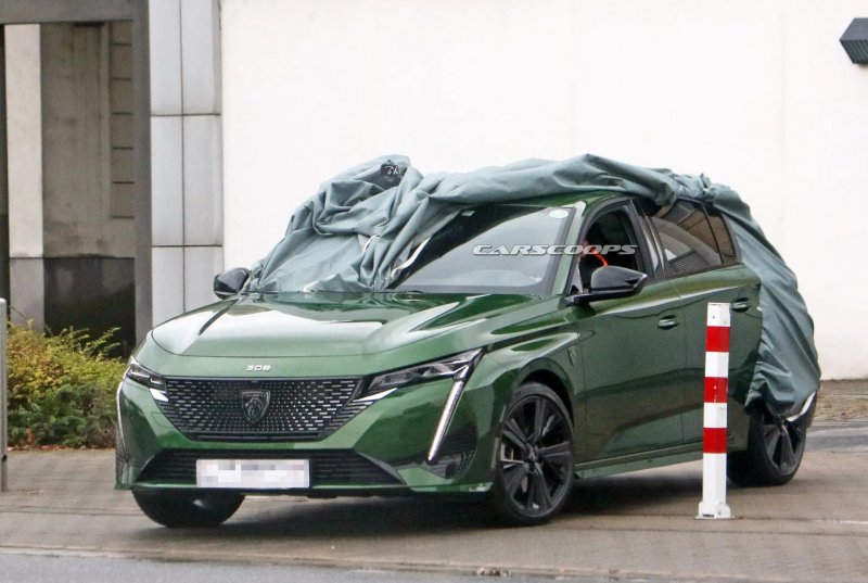 Novo Peugeot 308 é flagrado sem disfarces e com o novo escudo do leão