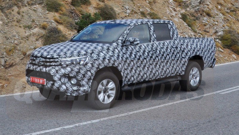 NOVA HILUX É FLAGRADA NA EUROPA NOVA HILUX É FLAGRADA NA EUROPA