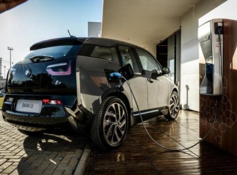 BMW LANÇA CARRO QUE PODERÁ SER RECARREGADO EM CASA BMW LANÇA CARRO QUE PODERÁ SER RECARREGADO EM CASA