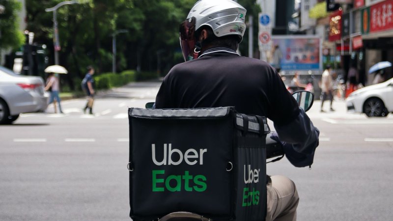 Deputado quer zerar IPVA de Uber e "motoboys"; saiba mais