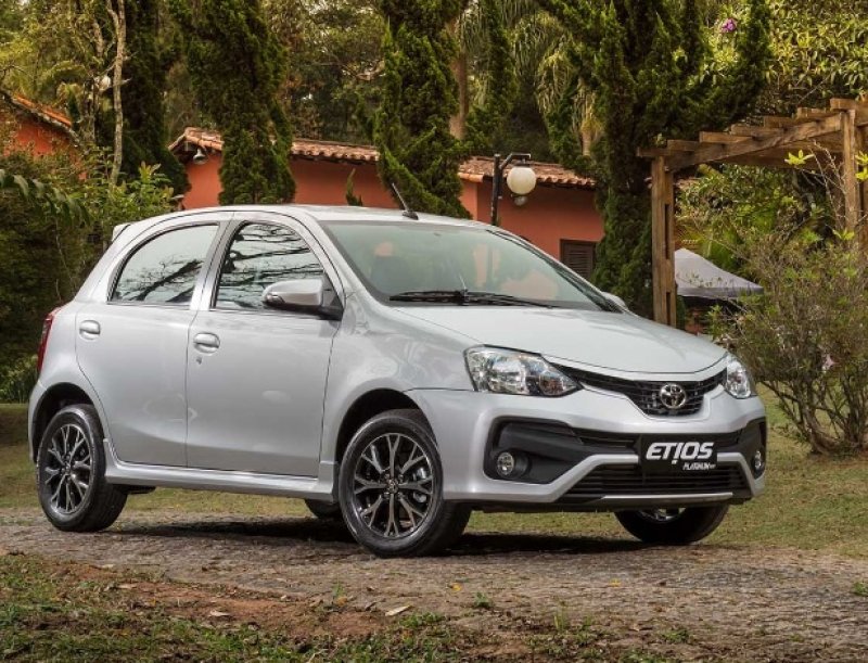 VERSÃO PLATINUM TENTA DEIXAR ETIOS MAIS BONITO POR R$ 62.490 VERSÃO PLATINUM TENTA DEIXAR ETIOS MAIS BONITO POR R$ 62.490
