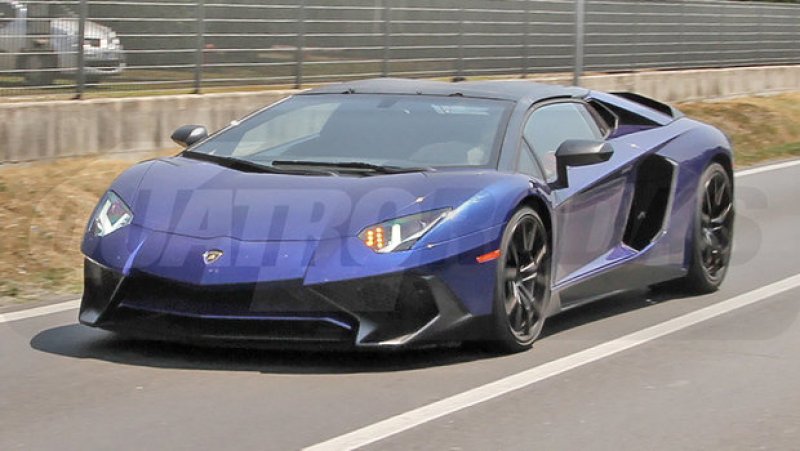 LAMBORGHINI AVENTADOR SV ROADSTER É FLAGRADA LAMBORGHINI AVENTADOR SV ROADSTER É FLAGRADA