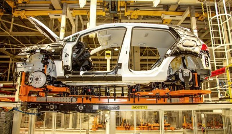 VOLKSWAGEN JÁ FABRICA GOLF NACIONAL, QUE CHEGA ÀS LOJAS NOS PRÓXIMOS DIAS