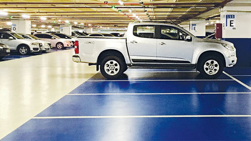 MUITO CARRO E POUCO ESPAÇO MUITO CARRO E POUCO ESPAÇO