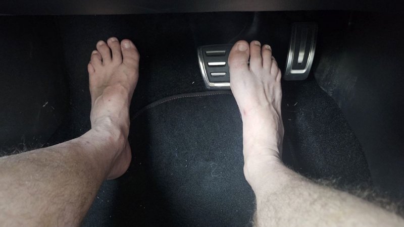 Posso dirigir descalço? Veja o que diz a lei