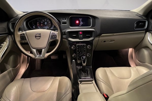 VOLVO V40 2.0 T4 MOMENTUM GASOLINA 4P AUTOMÁTICO 2017/2018 VOLVO V40 2.0 T4 MOMENTUM GASOLINA 4P AUTOMÁTICO 2017/2018