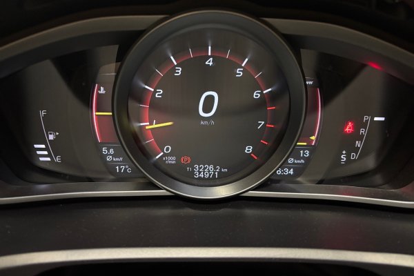 VOLVO V40 2.0 T4 MOMENTUM GASOLINA 4P AUTOMÁTICO 2017/2018 VOLVO V40 2.0 T4 MOMENTUM GASOLINA 4P AUTOMÁTICO 2017/2018