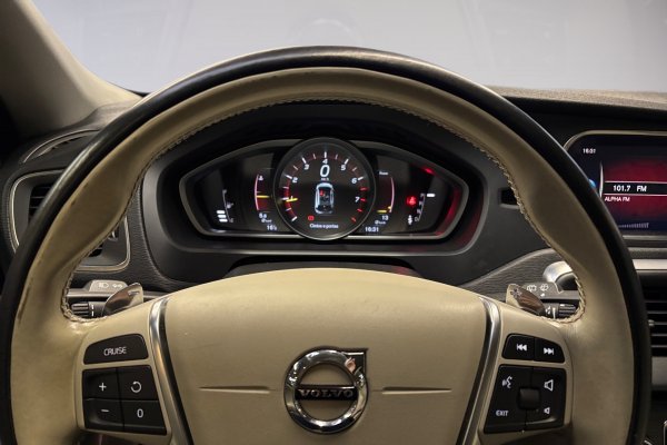 VOLVO V40 2.0 T4 MOMENTUM GASOLINA 4P AUTOMÁTICO 2017/2018 VOLVO V40 2.0 T4 MOMENTUM GASOLINA 4P AUTOMÁTICO 2017/2018