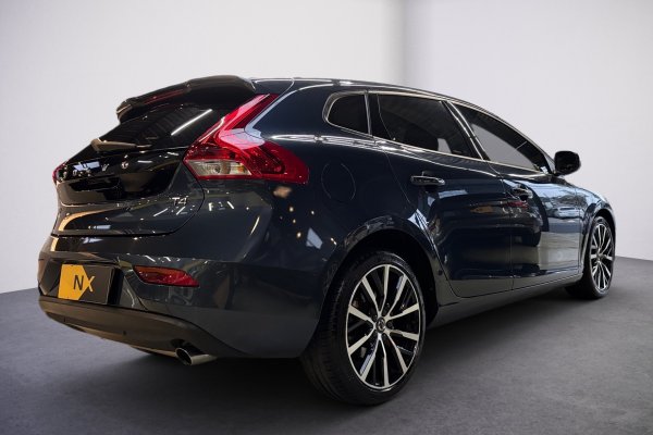 VOLVO V40 2.0 T4 MOMENTUM GASOLINA 4P AUTOMÁTICO 2017/2018 VOLVO V40 2.0 T4 MOMENTUM GASOLINA 4P AUTOMÁTICO 2017/2018