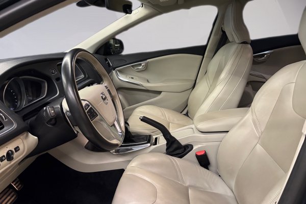 VOLVO V40 2.0 T4 MOMENTUM GASOLINA 4P AUTOMÁTICO 2017/2018 VOLVO V40 2.0 T4 MOMENTUM GASOLINA 4P AUTOMÁTICO 2017/2018
