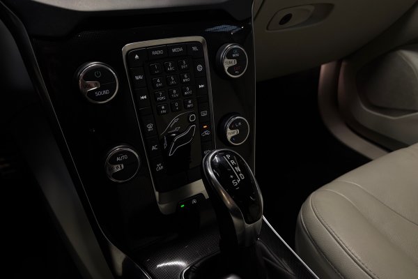 VOLVO V40 2.0 T4 MOMENTUM GASOLINA 4P AUTOMÁTICO 2017/2018 VOLVO V40 2.0 T4 MOMENTUM GASOLINA 4P AUTOMÁTICO 2017/2018