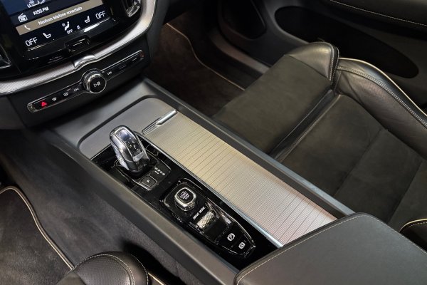 VOLVO XC60 2.0 T8 HYBRID R-DESIGN AWD GEARTRONIC 2018/2019