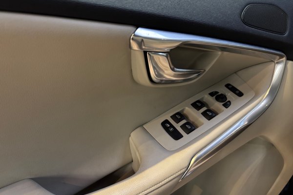 VOLVO V40 2.0 T4 MOMENTUM GASOLINA 4P AUTOMÁTICO 2017/2018 VOLVO V40 2.0 T4 MOMENTUM GASOLINA 4P AUTOMÁTICO 2017/2018
