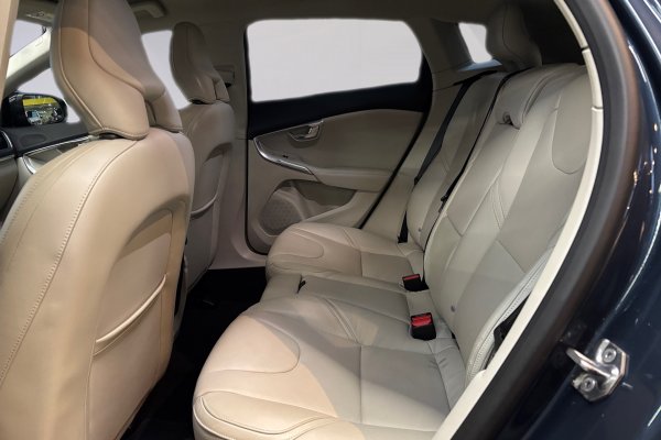 VOLVO V40 2.0 T4 MOMENTUM GASOLINA 4P AUTOMÁTICO 2017/2018 VOLVO V40 2.0 T4 MOMENTUM GASOLINA 4P AUTOMÁTICO 2017/2018
