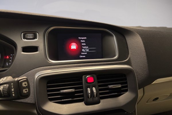 VOLVO V40 2.0 T4 MOMENTUM GASOLINA 4P AUTOMÁTICO 2017/2018 VOLVO V40 2.0 T4 MOMENTUM GASOLINA 4P AUTOMÁTICO 2017/2018