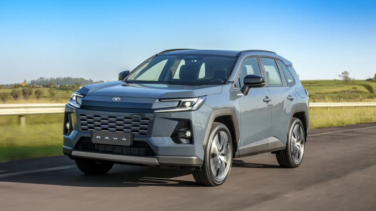 Novo Toyota RAV4 fica mais valente, ganha cara de off-road e segue